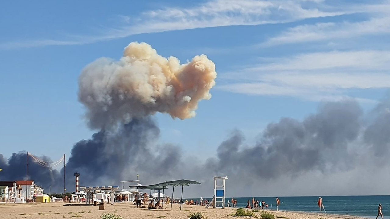 Vbuchy ze smru rusk vojensk leteck zkladny u Novofedorivky na Krymu, 9. srpna 2022.