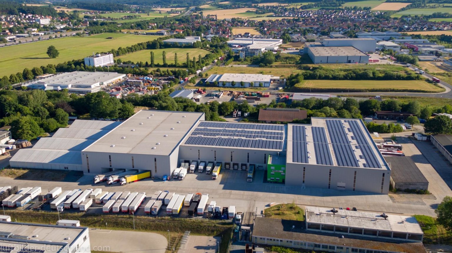 Der Energieverbrauch wird durch die am Logistikterminal in Bayreuth installierte Photovoltaikanlage getragen. (Foto: Gebrüder Weiss) Der Energieverbrauch wird durch die am Logistikterminal in Bayreuth installierte Photovoltaikanlage getragen.