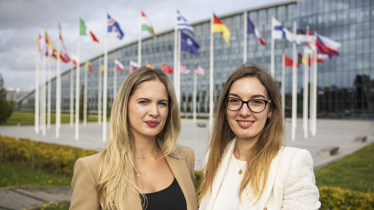 Veronika Bartkov (vlevo) a Lenka Vybralov pracuj v centrle NATO v Bruselu.