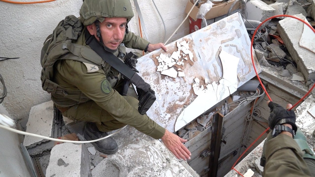 Izraelsk vojk ukazuje vchod do tunelu, kter v Gaze pouvaj terorist z hnut Hams.