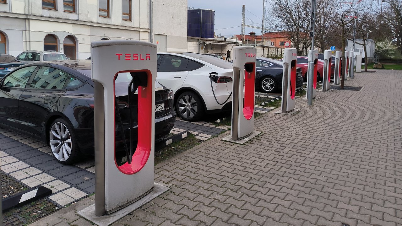 Tesla Supercharger v Lovosicch.