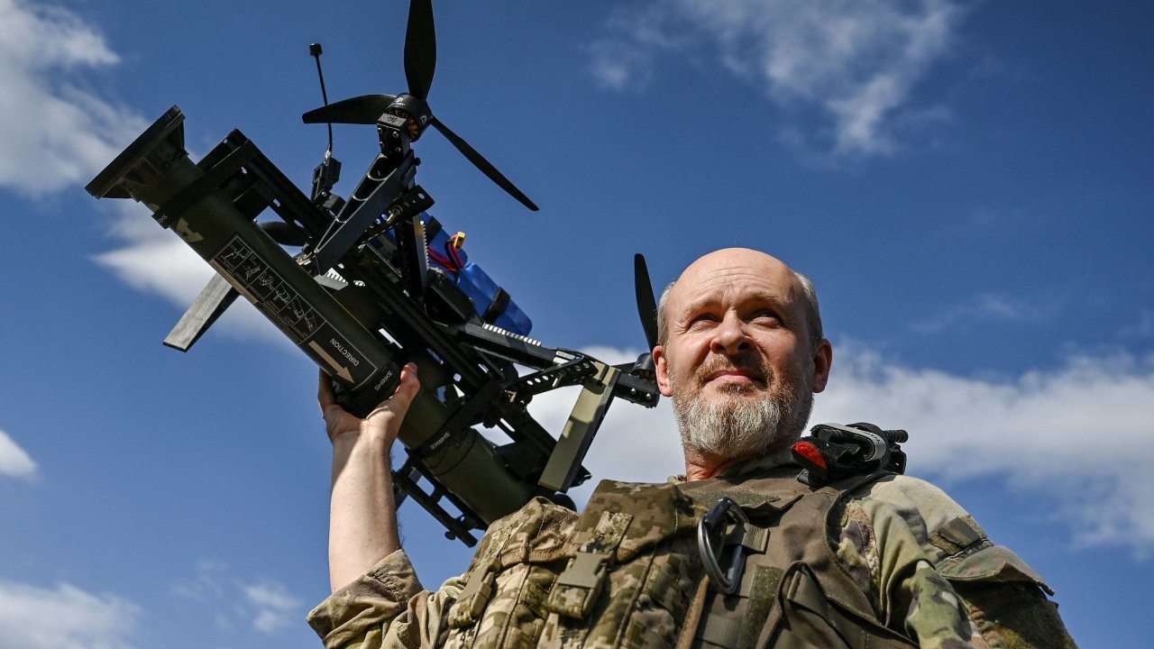 Ukrajinsk vojk na front u Zporo zkou dron s grantometem. Rychlost inovac na front je obrovsk, ukrajint vrobci ale potebuj investory.
