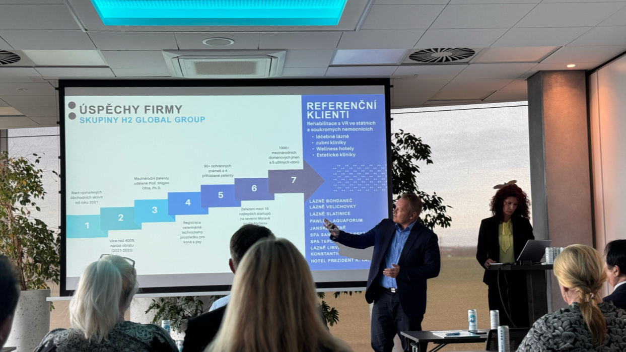 Prezident H2 Global Group David Marlek na setkn investor v Olomouci ukazuje vvoj spolenosti.