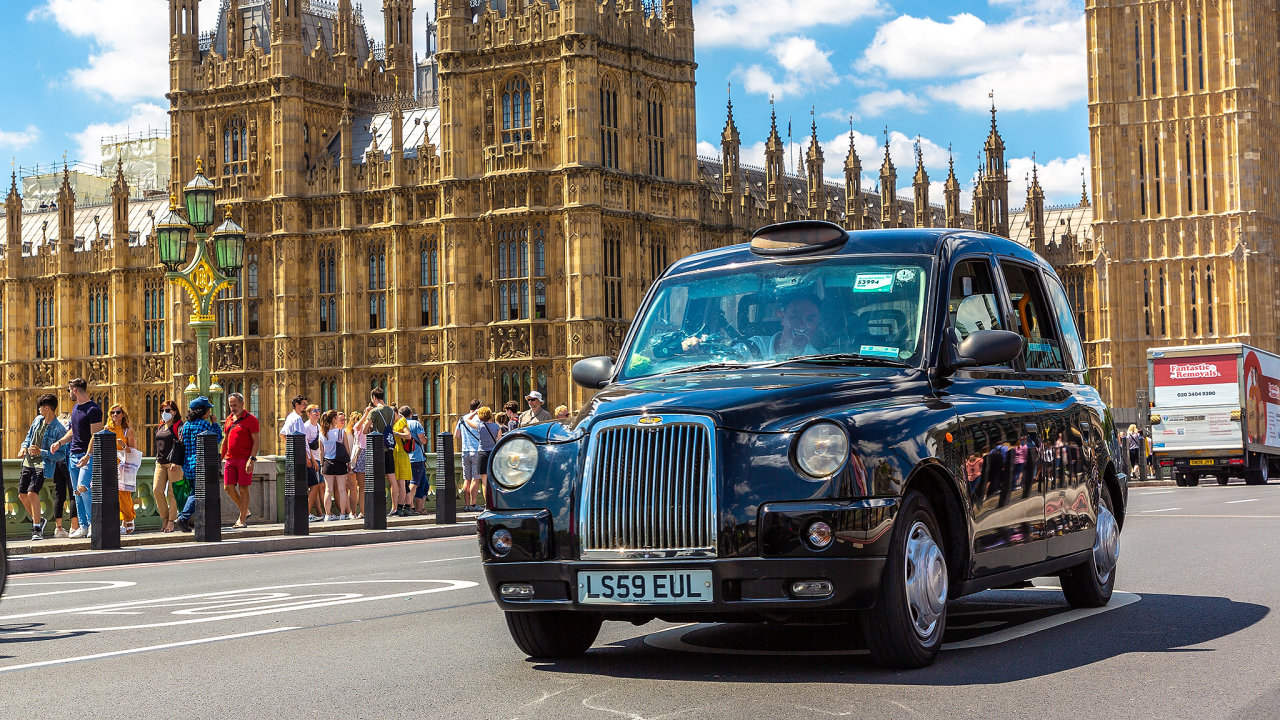Jeden ze symbol� Lond�na, nezam�niteln� tzv. Black Cab �ili taxi