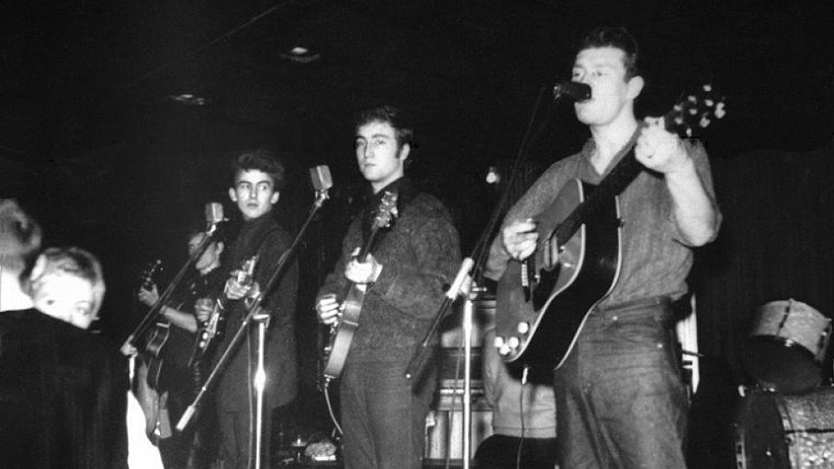 Zleva George Harrison, John Lennon a Tony Sheridan v Hamburku roku 1960.