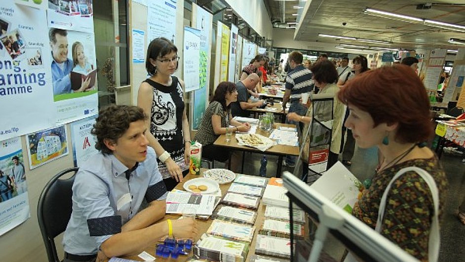 Veletrh neziskovek NGO Market pod Frum 2000