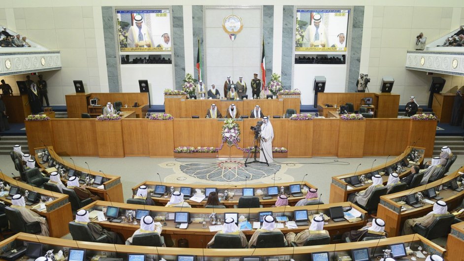 Kuvajtsk emr ajch Sabah Ahmad Dbir Sabah (uprosted)  na zasedn parlamentu