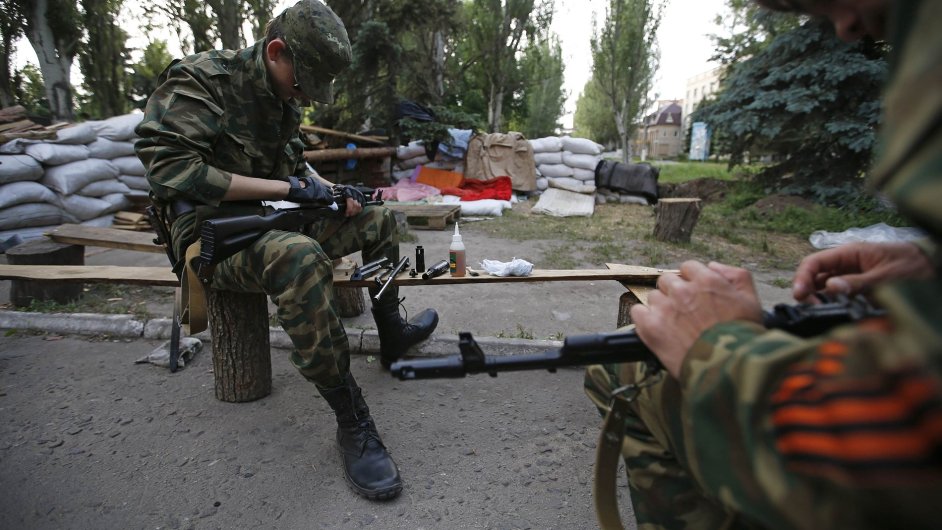 Prorusk ozbrojenec na stanoviti u msta Slavjansk.