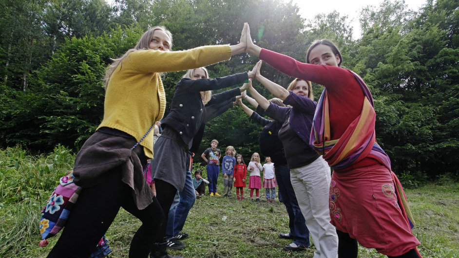 Øevnická lesní školka ZeMì funguje už šest let. Dìti tráví témìø veškerý èas venku. Program sestavují rodièe, mnoha aktivit s dìtmi se sami úèastní.