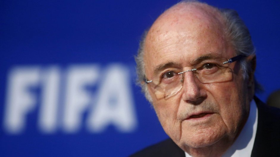 Prezidenta FIFA Seppa Blattera zaaly vyetovat vcarsk ady kvli korupci.