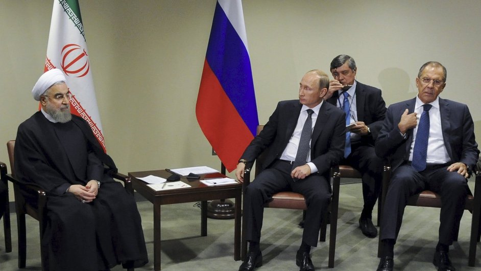 Íránský prezident Hasan Rúhání pøi setkání s ruským prezidentem Vladimirem Putinem a ruským ministrem zahranièí Sergejem Lavrovem v New Yorku.