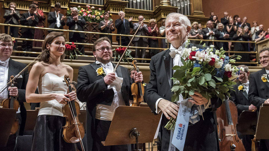 Èeská filharmonie v sobotu zahrála k 70. narozeninám svého šéfdirigenta Jiøího Bìlohlávka (na snímku).