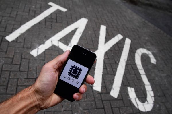 Jak na Uber? Stát se snaží najít způsob, jak legálně využívat služby sdílené ekonomiky typu Uber.