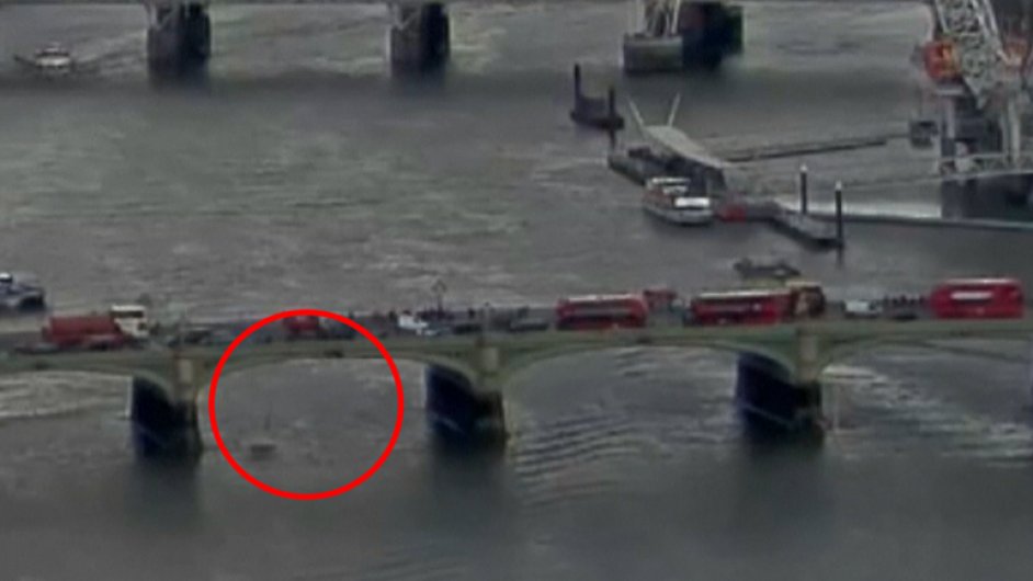 Kamera zachytila teror v Londn. tonk v aut srazil lidi na most, jedna ena spadla do eky.