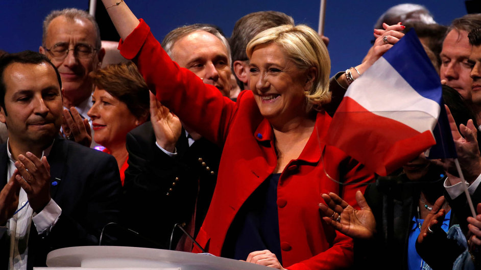 „Madame Frexit“: Marine Le Penová, šéfka francouzské Národní fronty, zdraví svoje pøíznivce pøi bøeznovém pøedvolebním setkání v Lille.