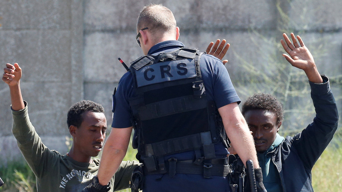 Policista se bl k migrantm v severofrancouzskm Calais.