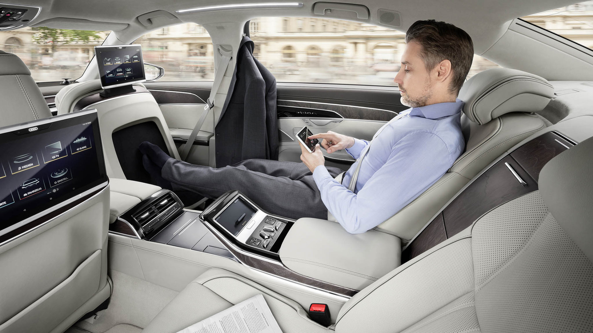 Zábava a komfort jsou samozřejmě připraveny i pro cestující vzadu. (Foto: Audi) jarvis_59662e5c498eda17dbdade58.jpeg