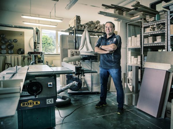 Marcela Hlad&iacute;ka bavily modely u� jako mal&eacute;ho kluka. Jak slepovan&aacute; letadla z&nbsp;"&aacute;b&iacute;�ka" obstoj&iacute;, zkou&scaron;el t�eba p�i zku&scaron;ebn&iacute;ch letech z&nbsp;nejvy&scaron;&scaron;&iacute;ch pater pra�sk&yacute;ch panel&aacute;k�.