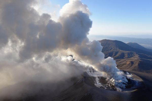 Erupce sopky &Scaron;inmoedake na japonsk&eacute;m ostrov� Kj&uacute;&scaron;&uacute; dnes vyslala sloup kou�e a sope�n&eacute;ho popela do v&yacute;&scaron;ky 2300 metr� a vynutila si zru&scaron;en&iacute; asi osmi des&iacute;tek let� z nedalek&eacute;ho leti&scaron;t� ve m�st� Kago&scaron;ima.