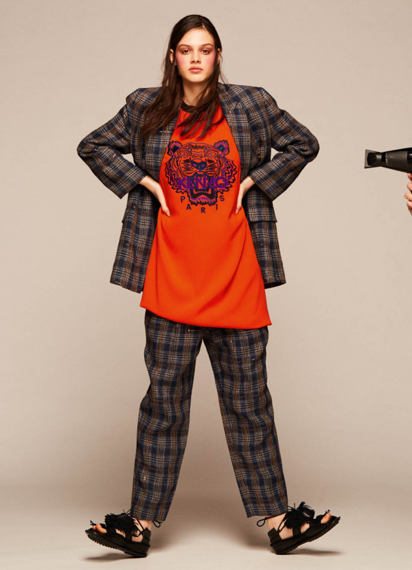 Sako, kalhoty, oboje Brunello Cucinelli (prodává Alizé); top, Kenzo; boty Carven (prodává Alizé).