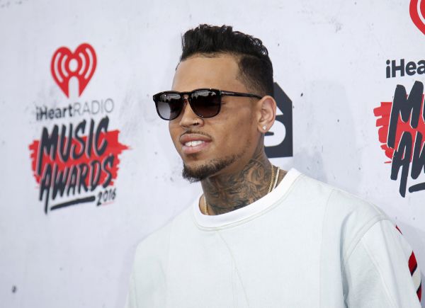Zpvák Chris Brown pi udlování hudebních cen iHeartRadia v roce 2016.