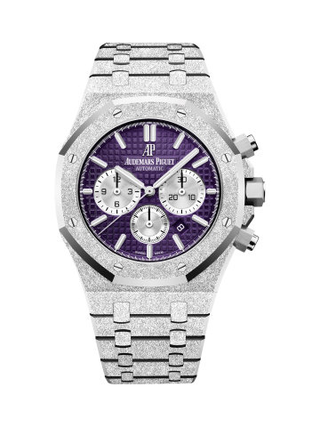 „Ojíněné“ 18karátové bílé zlato dodává modelu Royal Oak extravagantní vzhled. Ještě více ho podtrhuje temně fialový ciferník s motivem „Grande Tapisserie“. Limitovaná edice má jen 200 kusů.