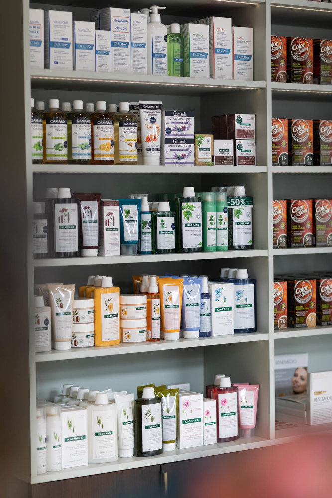 Nová pražská paralékárna La Pharmacie Francaise, kterou si loni v říjnu otevřely jako společný rodinný projekt doktorka Radka Středová a její dcera Adéla Chauville Středová.