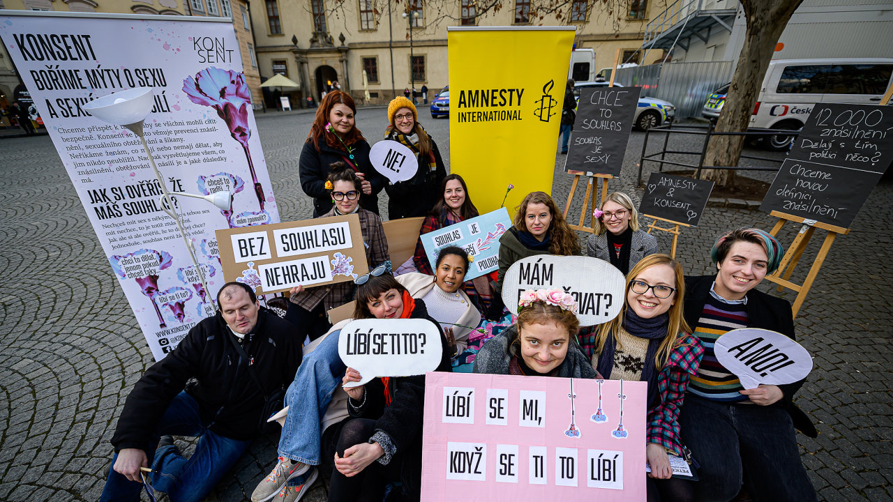 Akce organizace na ochranu lidských práv Amnesty International a spolku Konsent pøipomnìla, že sex bez souhlasu je znásilnìní a že souèasná definice znásilnìní nestaèí.