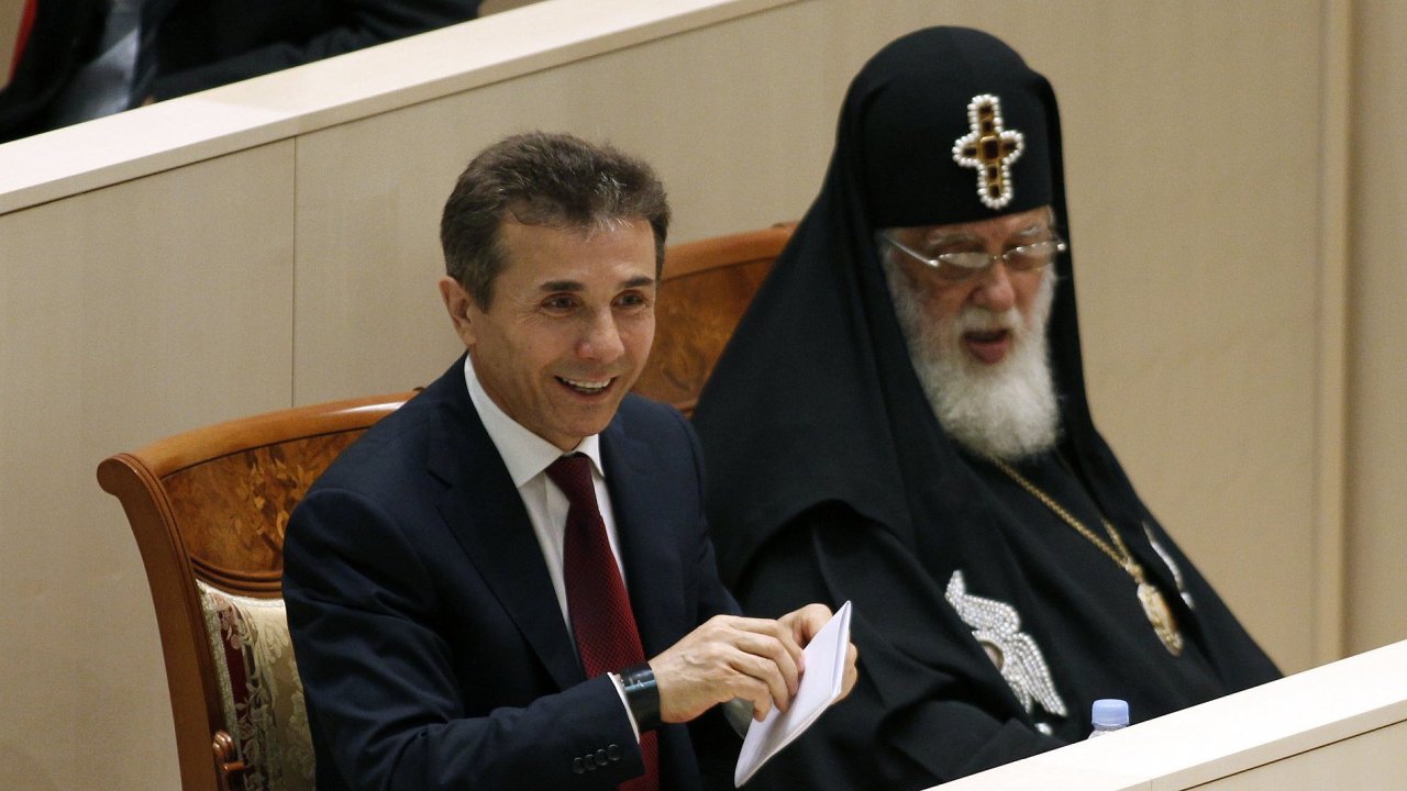 Bidzina Ivanivili (vlevo) s patriarchou Iljou II. na zasedn parlamentu