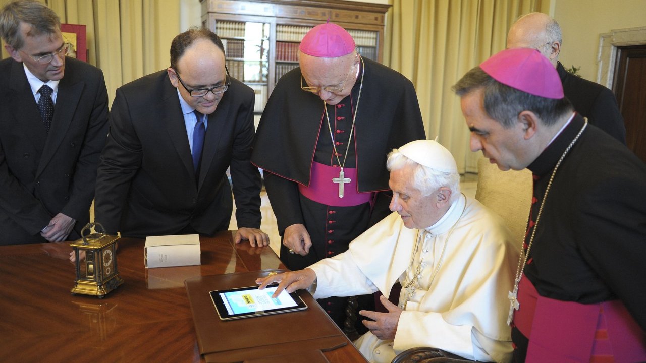 Pape Benedikt XVI. posl svj historick tweet pes iPad