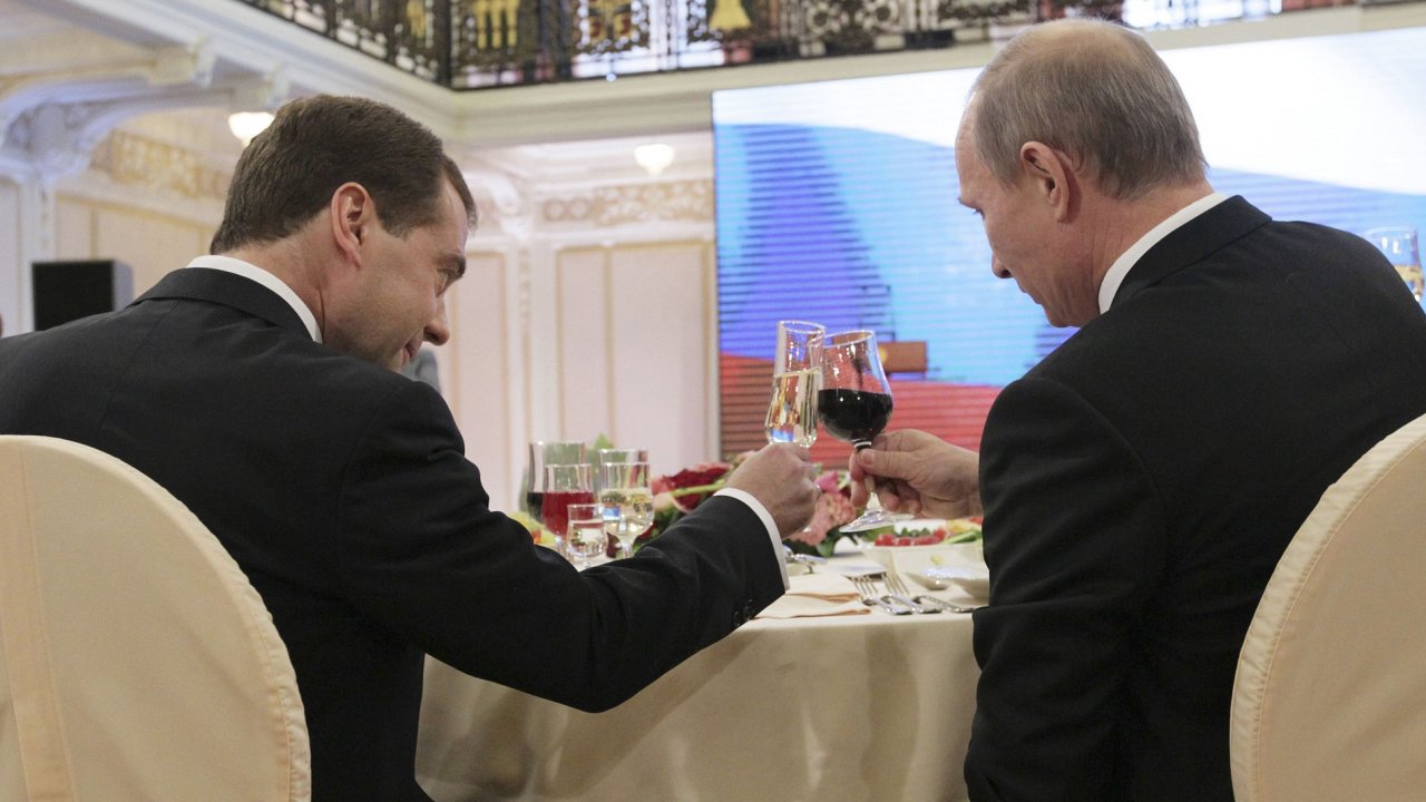 Ilustran foto - Rusk prezident Dmitrij Medvedv s premirem Vladimrem Putinem pi ppitku.