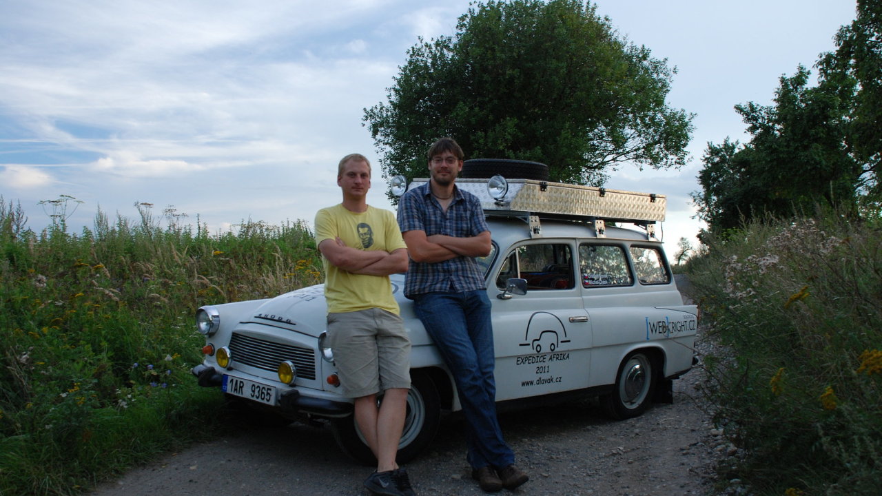 Ondej Novk (vlevo) a Michal Dlask a jejich koda Octavia z roku 1968.
