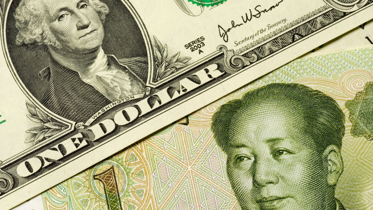 Ilustran foto - Bankovky americkho dolaru a nskho juanu.