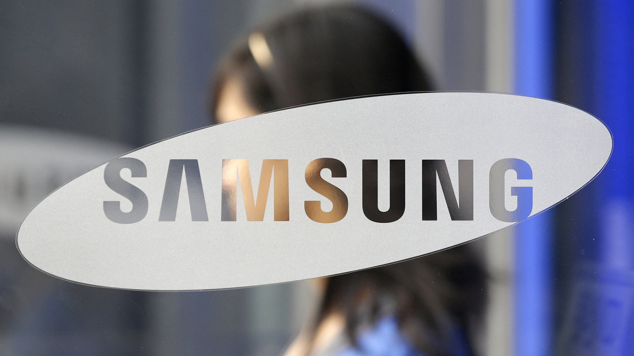 Samsungu se propadl zisk kvli levnjm telefonm.
