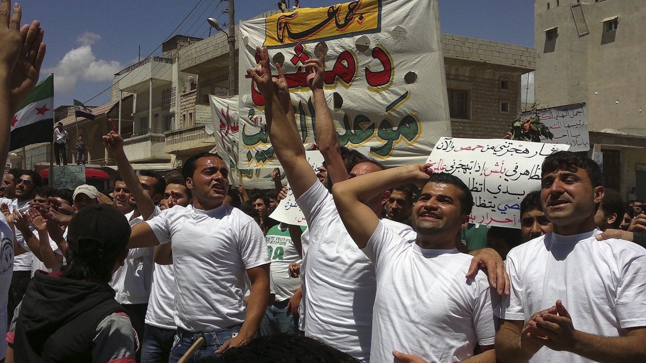Demonstranti po pten modlitb ve mst Binsh protestuj proti Asadov reimu