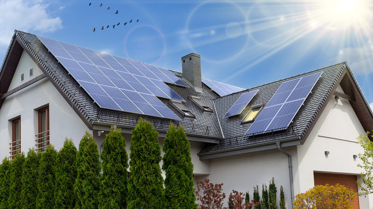 Solární panely snižují energetickou náročnost.