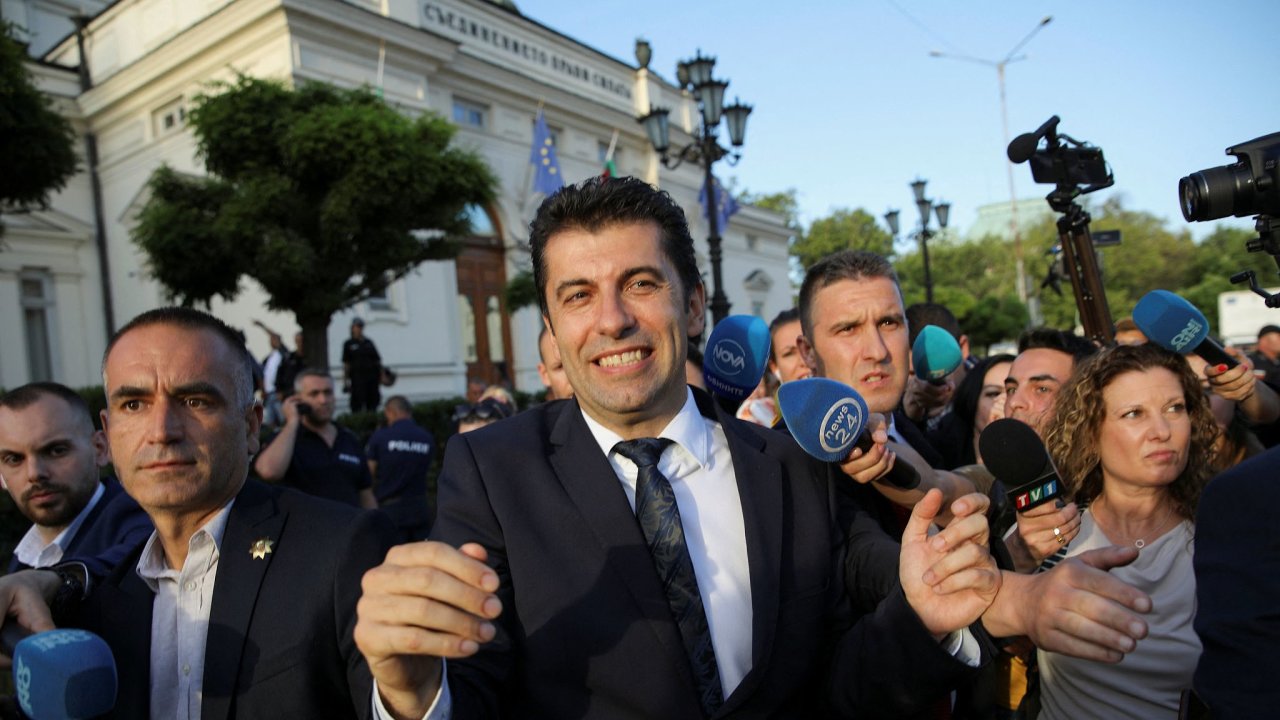 Bulharský premiér Kiril Petkov krátce poté, co v parlamentu prohrál hlasování o dùvìøe své vládì. Za jejím pádem nìkteøí vidí snahu kabinetu potlaèit organizovaný zloèin na hranici s Tureckem.