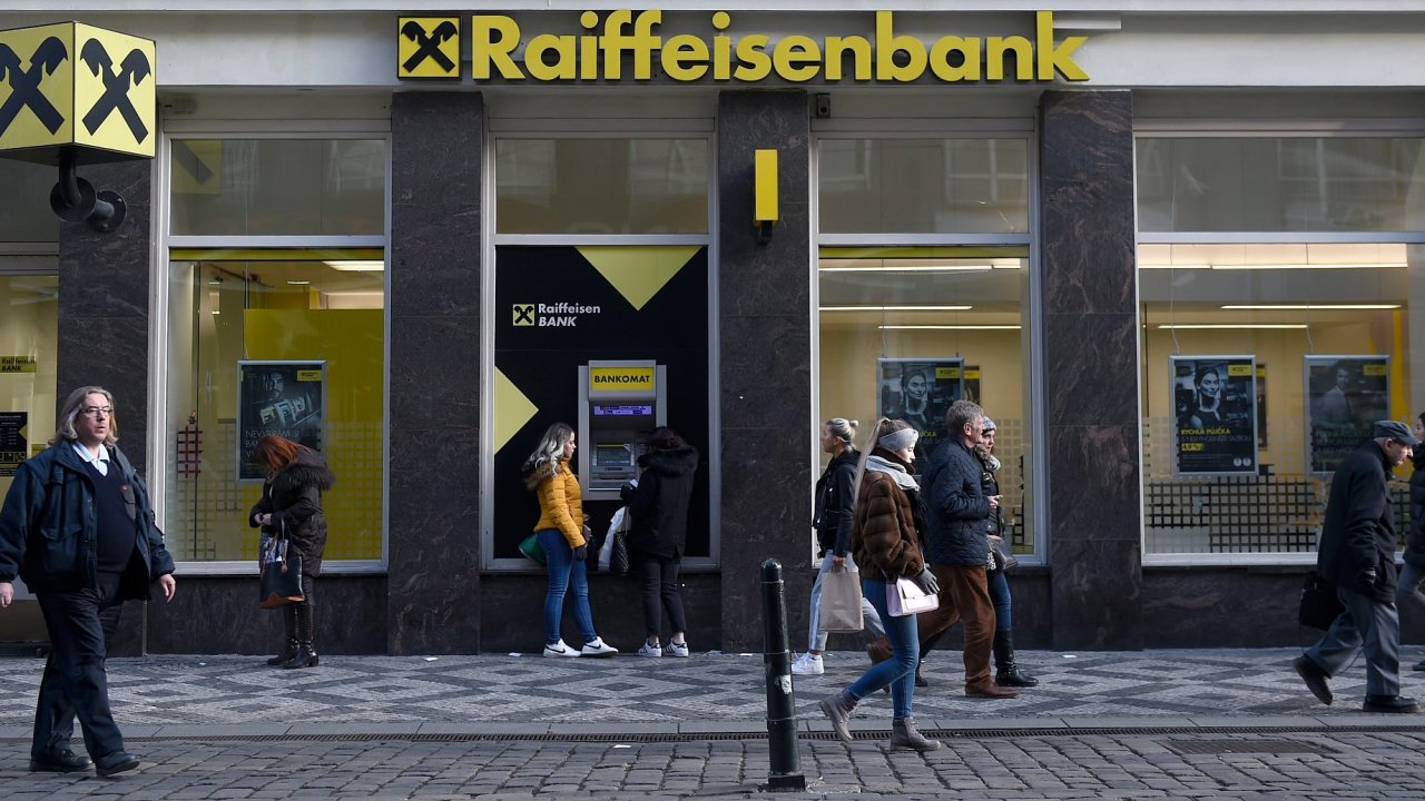 Daò z mimoøádných ziskù bude nejvíc bolet èeskou Raiffeisenbank, která rostla hlavnì kvùli akvizicím a miliardovým investicím