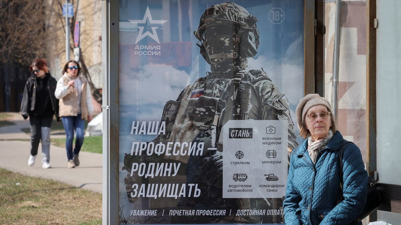 Žena u billboardu propagujícího ruskou armádu.