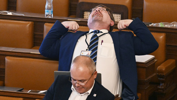 Havlíčkův diazepam a orosená Balaštíková. Dvě podstatné zprávy o zoufalé &bdquo;balíčkové&ldquo; nudě ve sněmovně