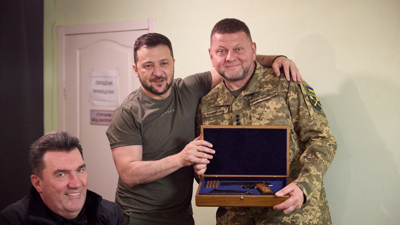 Prezident Ukrajiny Volodymyr Zelenskyj a vrchní velitel Ozbrojených sil Ukrajiny Valerij Zalužnyj