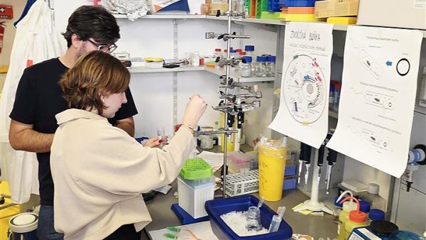 Na&nbsp;Gymnáziu Jaroslava Seiferta se učí i&nbsp;za&nbsp;školou!