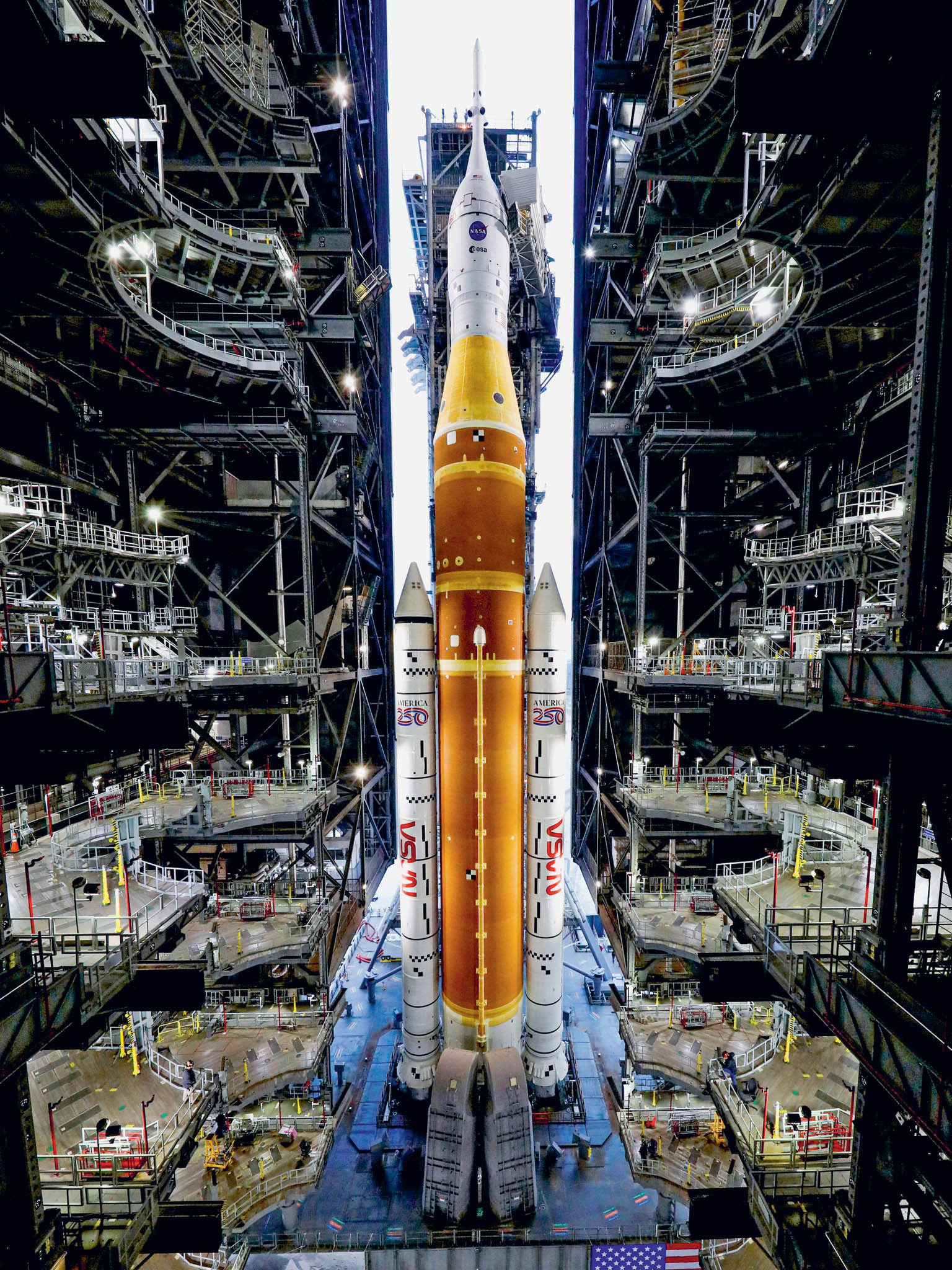 Návrat lidí k Měsíci je po více než půl století zase o něco blíže. Raketa SLS vyjela o víkendu z montážní haly na startovací rampu. Začátkem února by měla vynést čtveřici astronautů na oblet Měsíce. (Foto: Reuters) Návrat lidí k Měsíci je po více než půl století zase o něco blíže. Raketa SLS vyjela o víkendu z montážní haly na startovací rampu. Začátkem února by měla vynést čtveřici astronautů na oblet Měsíce.