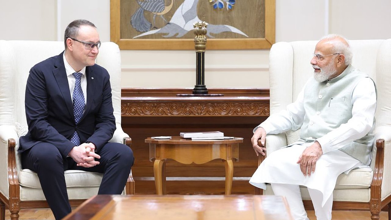 Gener�ln� �editel plze�sk� �koda Group Petr Novotn� p�i setk�n� s indick�m premi�rem Nar�ndrou M�d�m.