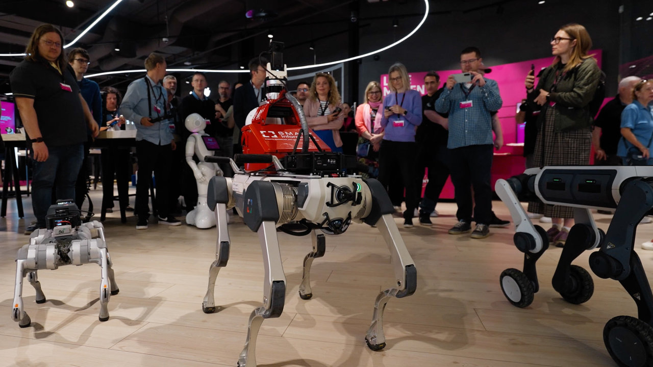 Za��zen� p�ipojen� k s�ti 5G SA mohou spolehliv� a bezpe�n� odes�lat v re�ln�m �ase velk� mno�stv� dat. Robotick� pes nap��klad monitoruje ter�n a zaznamen�v� �daje o prost�ed�, ve kter�m se pohybuje.
