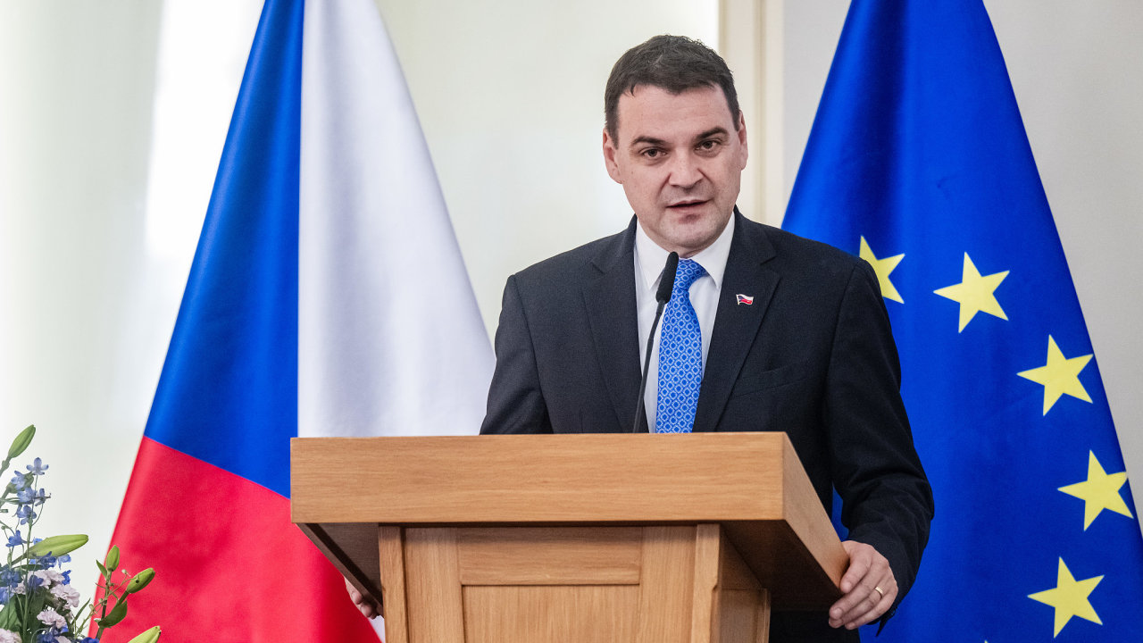 Ministr Petr Macinka a premi�r Andrej Babi� zastavili n�kup domu v Kyjev� od...
