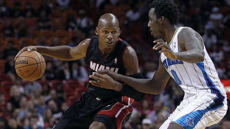 Ray Allen z Miami Heat (vlevo) a Al-Farouq Aminu z New Orleans Hornets