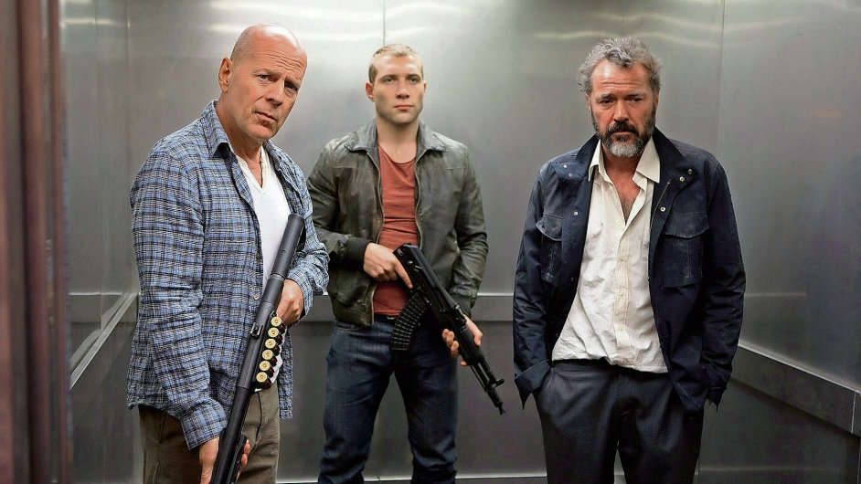 Bruce Willis (vlevo) v Rusku e i vztah s odcizenm synem, kterho hraje Jai Courtney (uprosted).