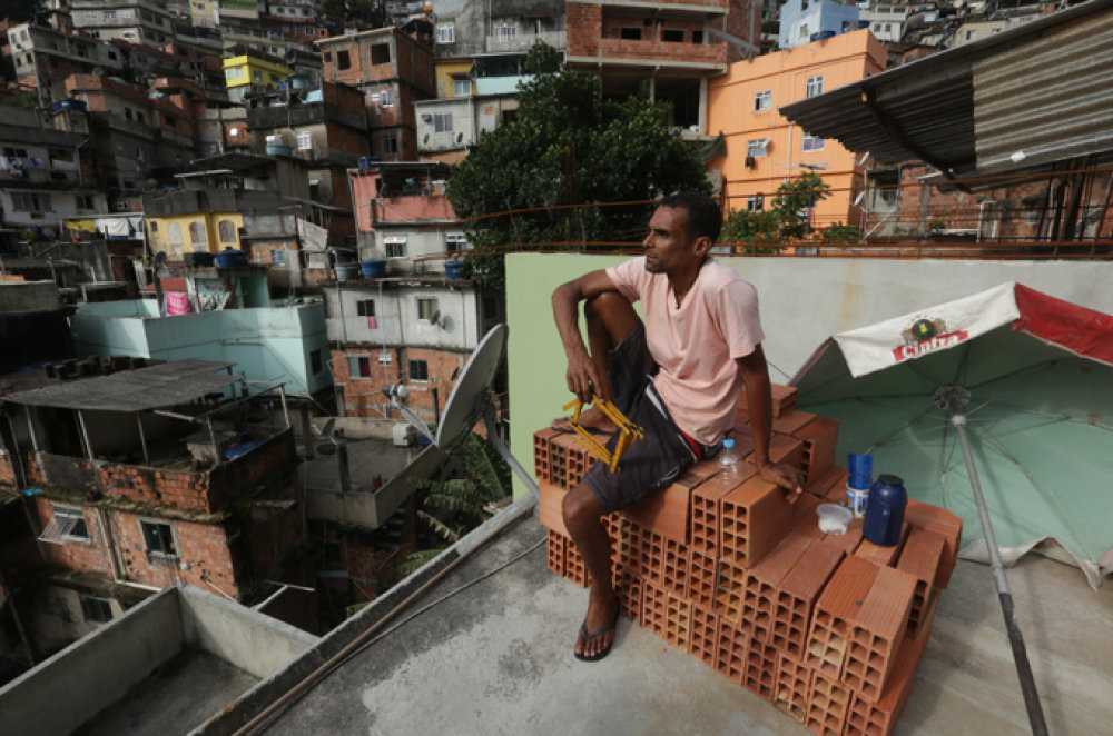 Rebel Architecture Ricardo de Oliveira bez odborného vzdělání postavil v brazilské favele stovku domů. Skuteční architekti do chudého slumu navrhli turistickou lanovku.
