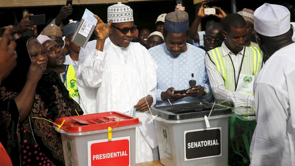 Opozin kandidt Muhammad Buhari m anci, e se stane prezidentem Nigrie.